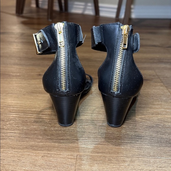 Woman's Steve Madden Black Narissaa Wedge. Size 8 - Picture 5 of 8